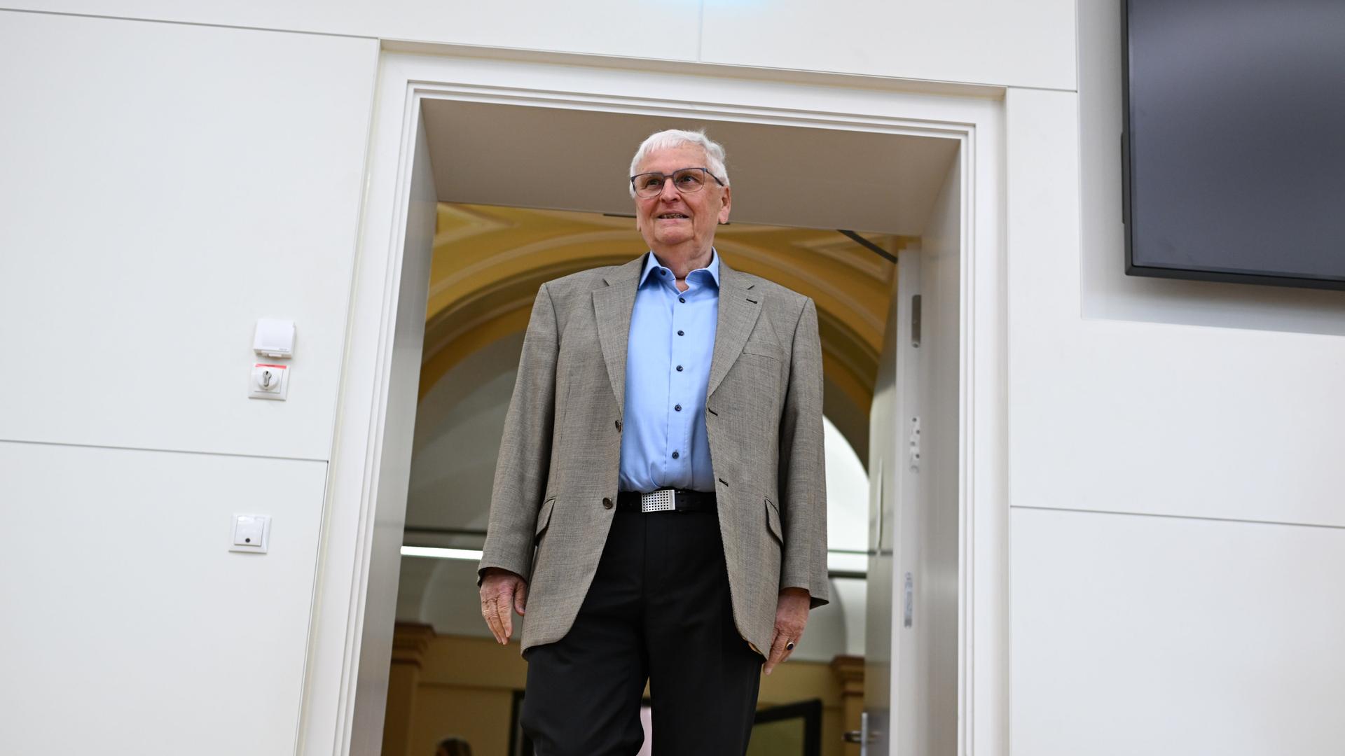 Der frühere DFB-Präsident Theo Zwanziger kommt zur Verhandlung im Verfahren um die Sommermärchen-Affäre in den Gerichtssaal des Landgerichts in Frankfurt am Main. 