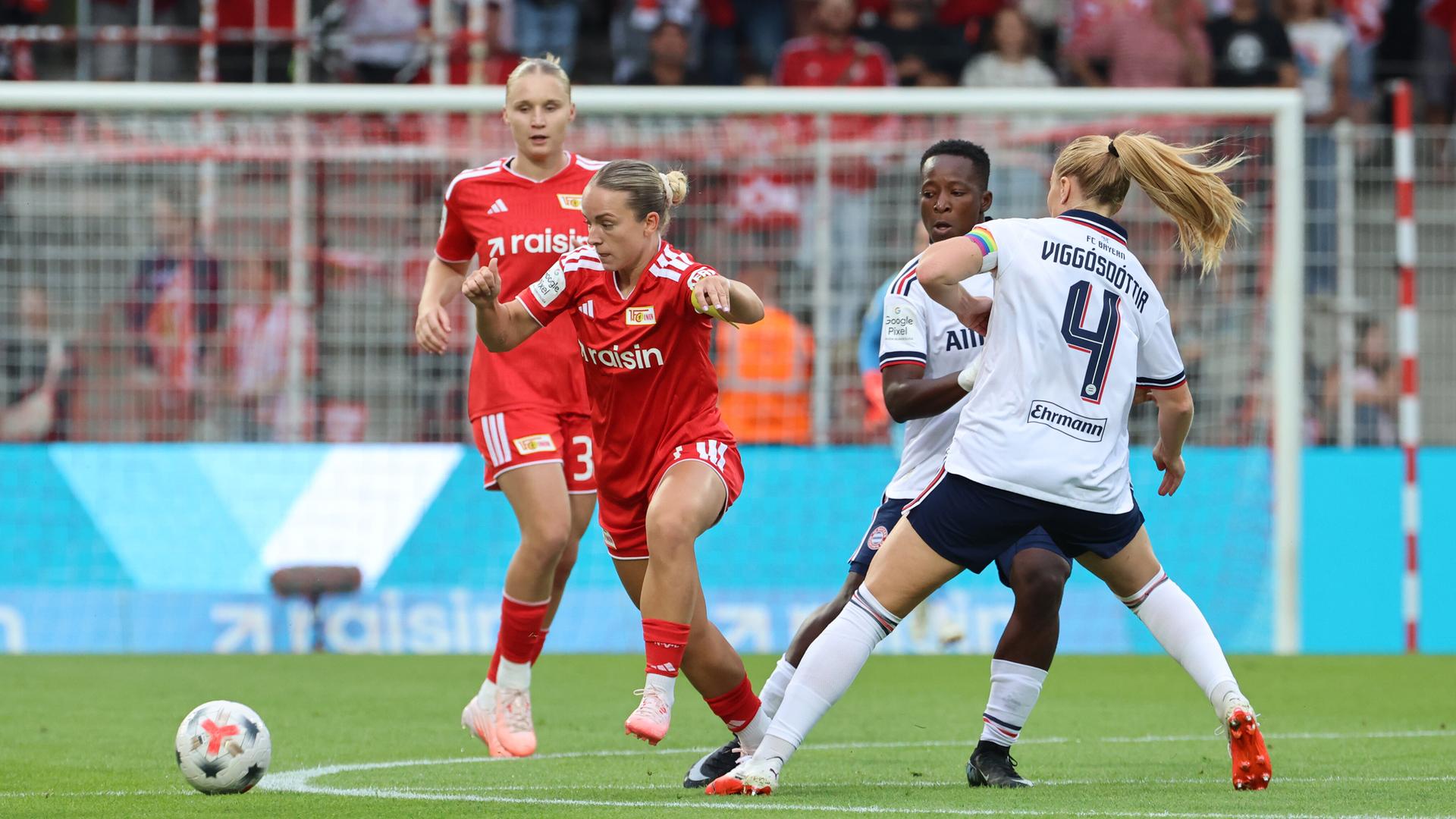 Bundesliga-Auftakt der Frauen: Das Bild zeigt Lisa Heiseler (Union Berlin) am Ball; rechts daneben Glodis Perla Viggosdottir (Bayern München) sowie weitere Spielerinnen 
