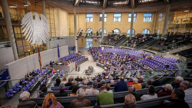 Berlin: Blick in den Plenarsaal bei der aktuellen Stunde im Bundestag mit dem Thema "Wehrhafte Demokratie gegen Demokratiefeinde und Vertreibungspläne".