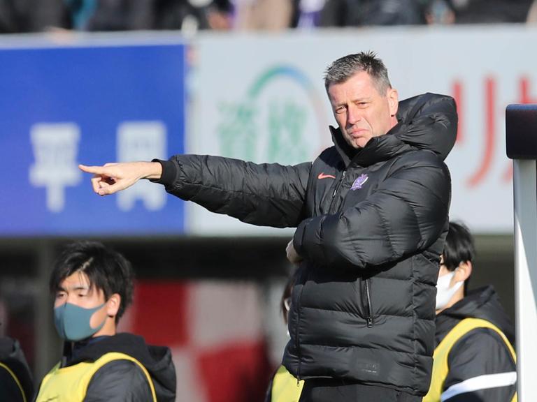 Michael Skibbe als Trainer in Japan bei Sanfrecce Hiroshima an der Seitenlinie. 