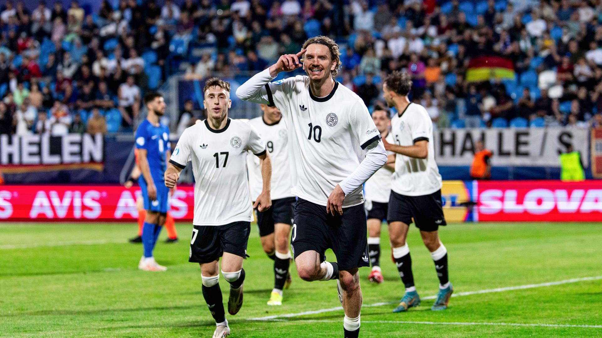 Nick Woltemade und seine U21-Teamkollegen auf dem Rasen von Nitra