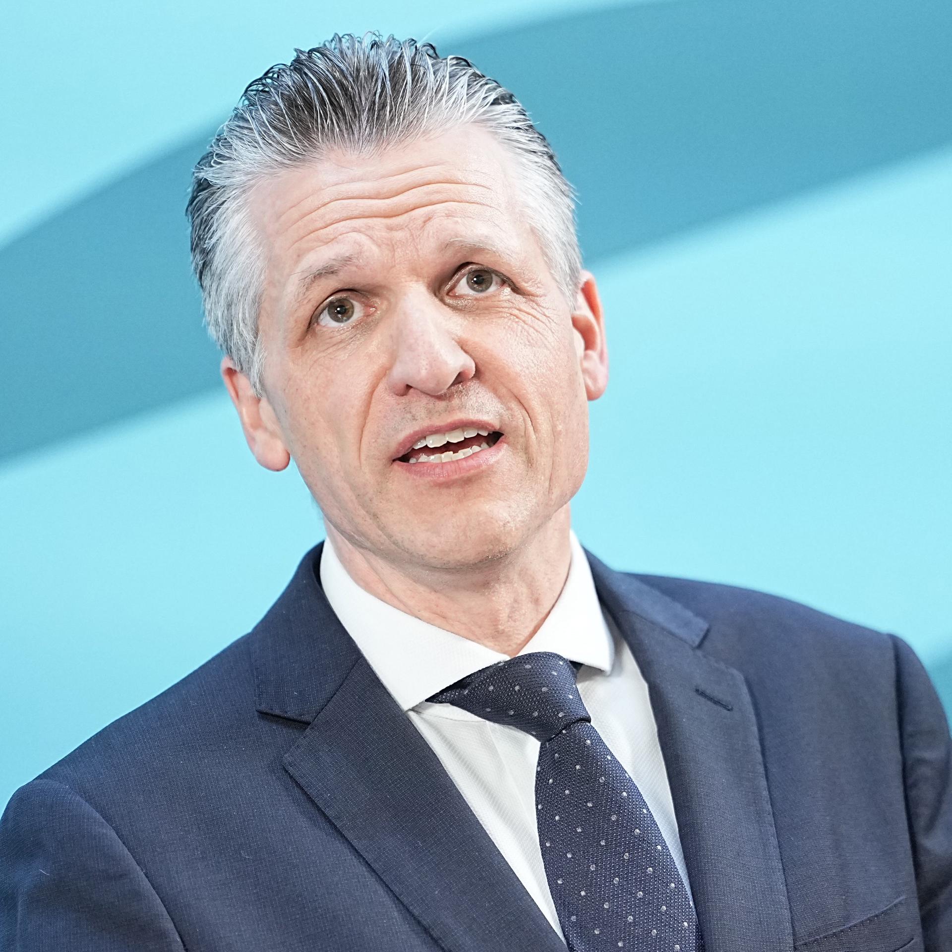 Thorsten Frei (CDU), neuer Vorsitzender der CDU/CSU-Fraktion im Bundestag, spricht bei einer Pressekonferenz nach einer Sondersitzung der CDU/CSU-Bundestagsfraktion zur Wahl des Fraktionsvorsitzenden. 