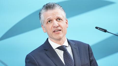 Thorsten Frei (CDU), neuer Vorsitzender der CDU/CSU-Fraktion im Bundestag, spricht bei einer Pressekonferenz nach einer Sondersitzung der CDU/CSU-Bundestagsfraktion zur Wahl des Fraktionsvorsitzenden. 
