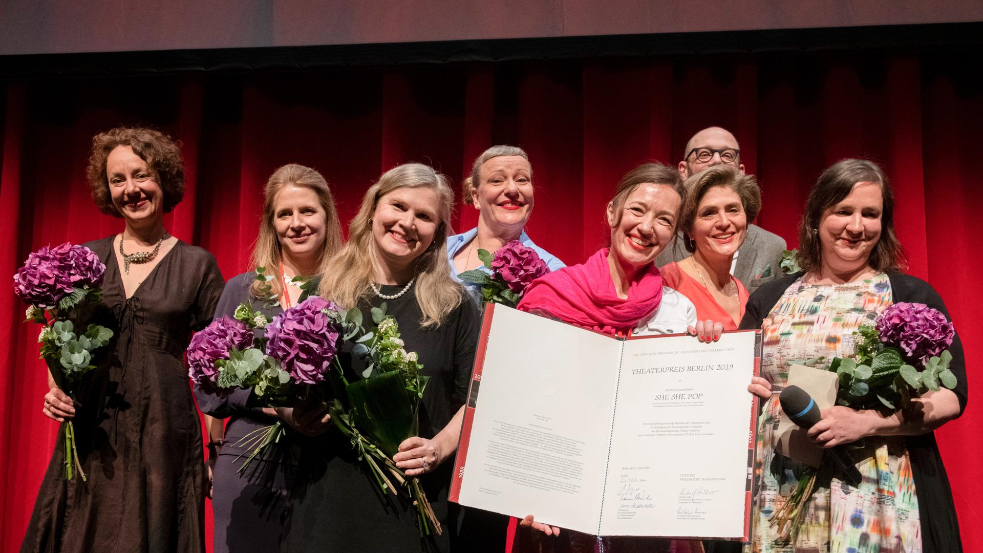 Die Mitglieder des Bühnenkollektivs "She She Pop" zeigen nach der Verleihung des Berliner Theaterpreises 2019 ihre Urkunde. 