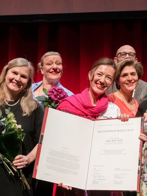Die Mitglieder des Bühnenkollektivs "She She Pop" zeigen nach der Verleihung des Berliner Theaterpreises 2019 ihre Urkunde. 