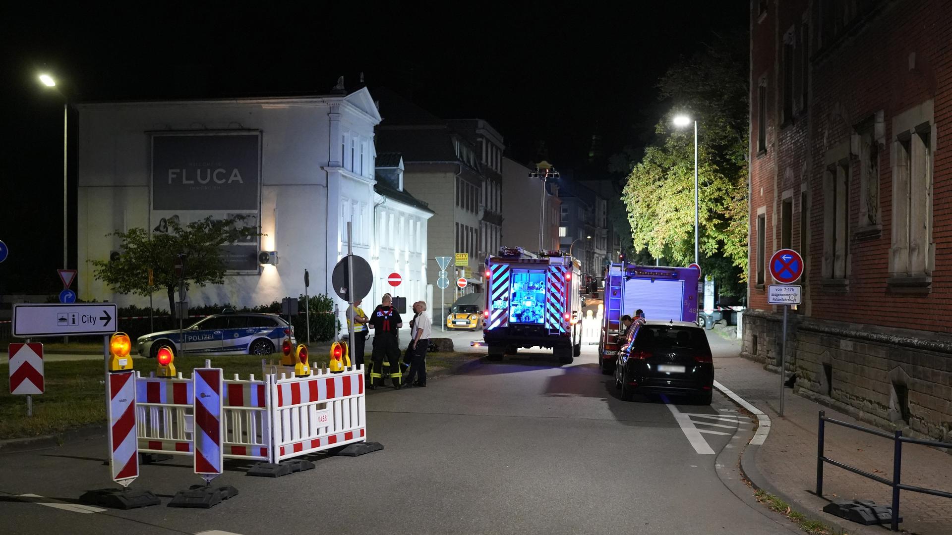 Polizei und Feuerwehr sind im Umfeld eines Tatorts in Völklingen im Einsatz. Polizei und Feuerwehr sind im Umfeld eines Tatorts in Völklingen im Einsatz.