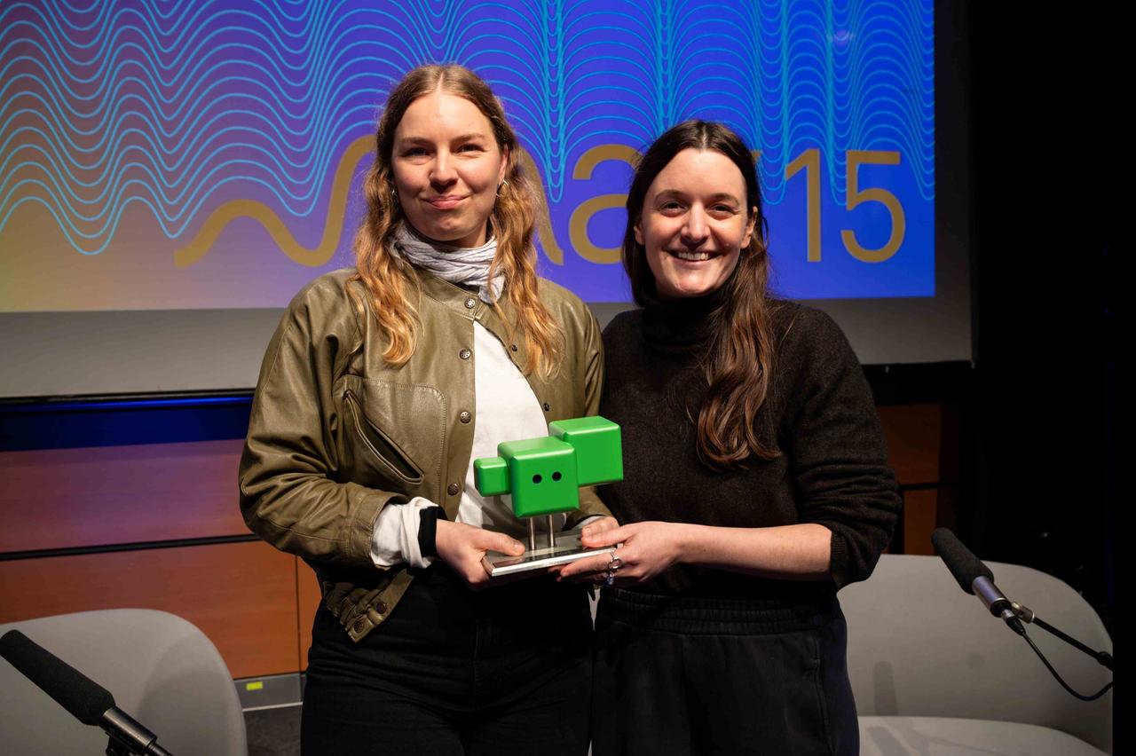 Alisa Kossak (links) und Sarah Veith, Gewinnerinnen des Kurzhörspielpreises “max15” Alisa Kossak (links) und Sarah Veith, Gewinnerinnen des Kurzhörspielpreises “max15”