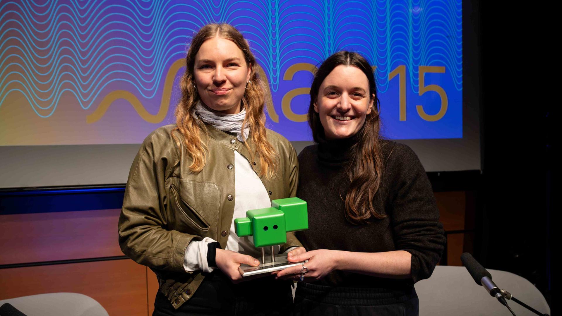 Alisa Kossak (links) und Sarah Veith, Gewinnerinnen des Kurzhörspielpreises “max15”