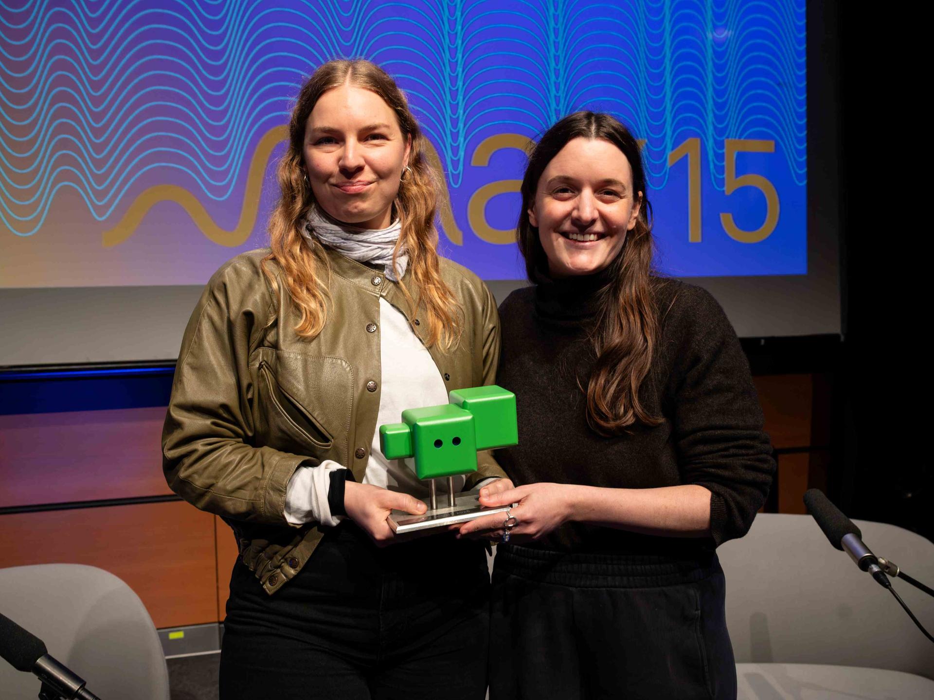 Alisa Kossak (links) und Sarah Veith, Gewinnerinnen des Kurzhörspielpreises “max15”