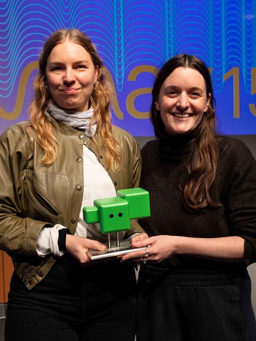 Alisa Kossak (links) und Sarah Veith, Gewinnerinnen des Kurzhörspielpreises “max15” Alisa Kossak (links) und Sarah Veith, Gewinnerinnen des Kurzhörspielpreises “max15”