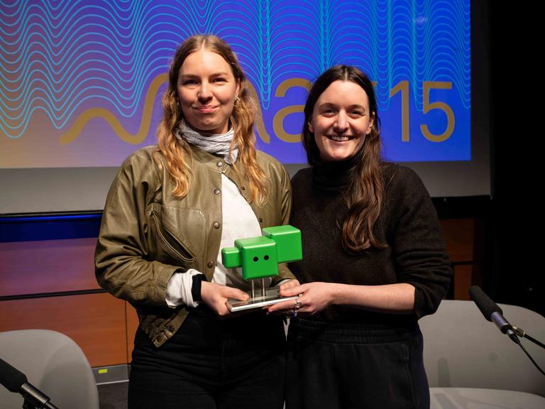 Alisa Kossak (links) und Sarah Veith, Gewinnerinnen des Kurzhörspielpreises “max15” Alisa Kossak (links) und Sarah Veith, Gewinnerinnen des Kurzhörspielpreises “max15”