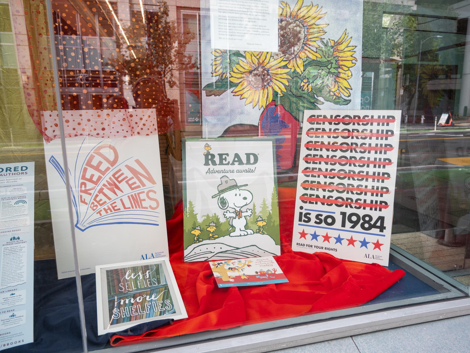 In einem Buchladen stehen verschiedene Bücher, die mit dem Buchbann in den USA thematisch zu tun haben im Fenster. Auf einem Cover ist zu lesen: „Censorship, Censorship, Censorship, Censorship, Censorship, Censorship, Censorship is so 1984“.