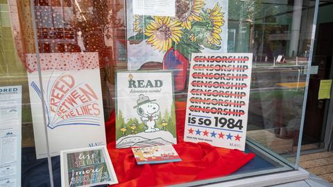 In einem Buchladen stehen verschiedene Bücher, die mit dem Buchbann in den USA thematisch zu tun haben im Fenster. Auf einem Cover ist zu lesen: „Censorship, Censorship, Censorship, Censorship, Censorship, Censorship, Censorship is so 1984“.