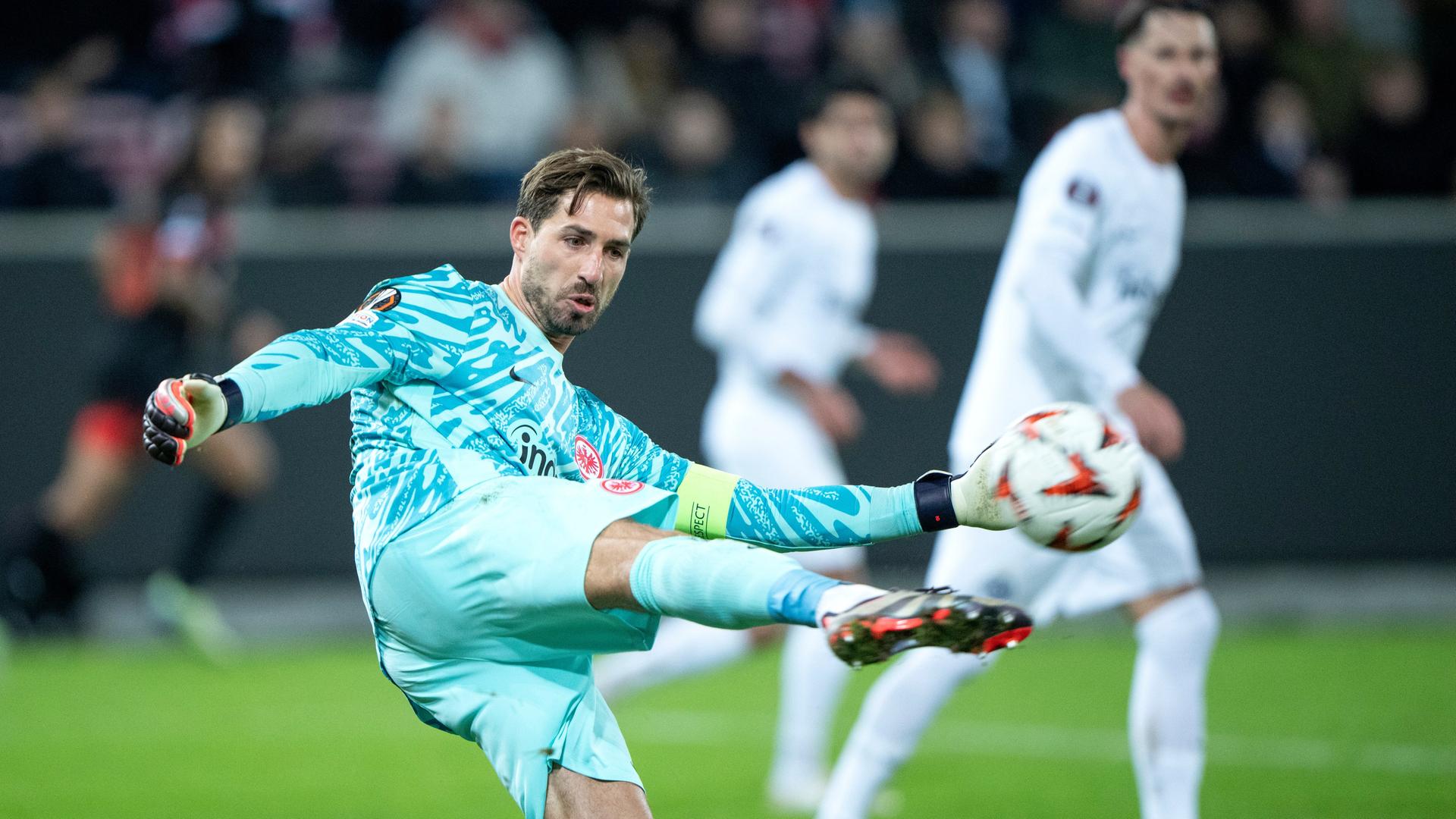 Frankfurts Torwart Kevin Trapp kickt den Ball, im Hintergrund mehrere Spieler des FC Midtjylland.