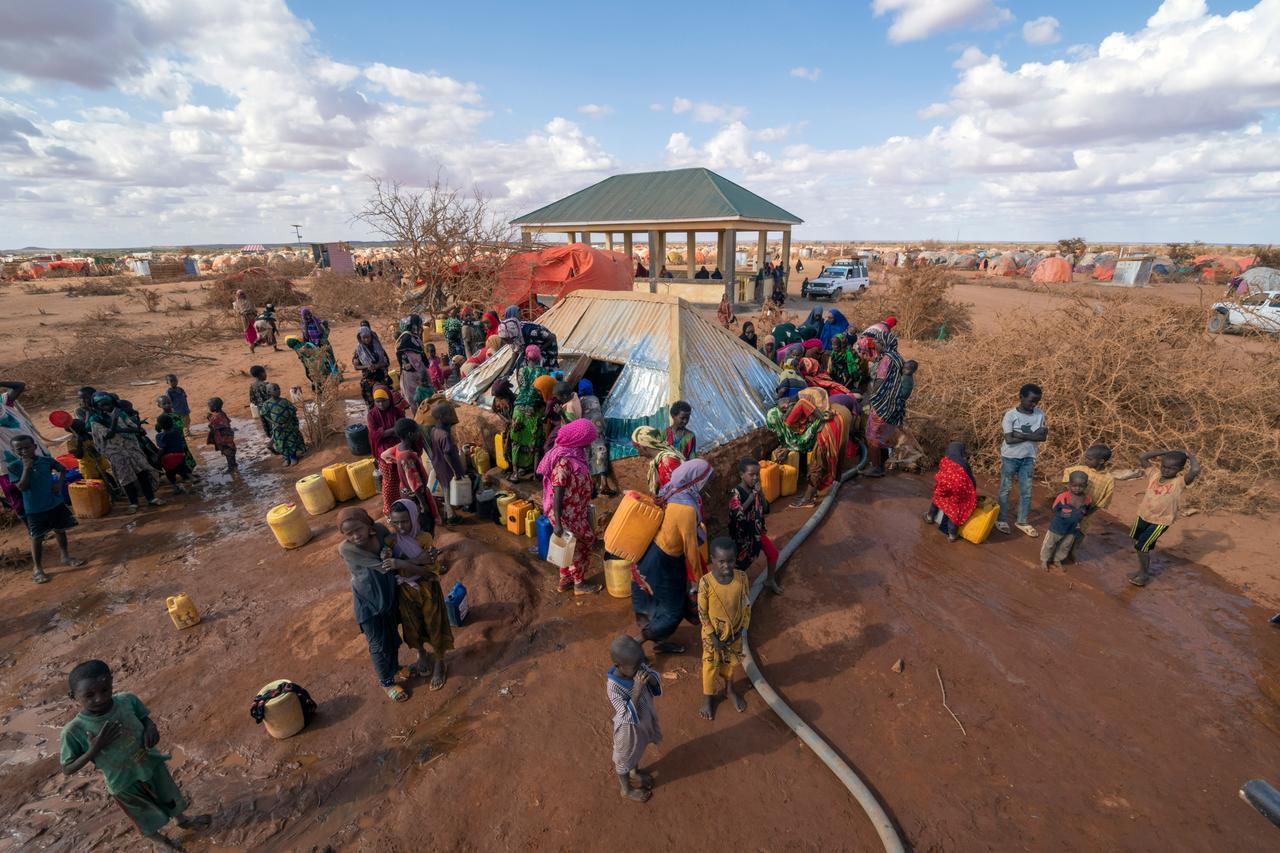 Menschen drängen sich um eine Wasserstelle  in einem Flüchtlings-Camp vor Dollow in Somalia