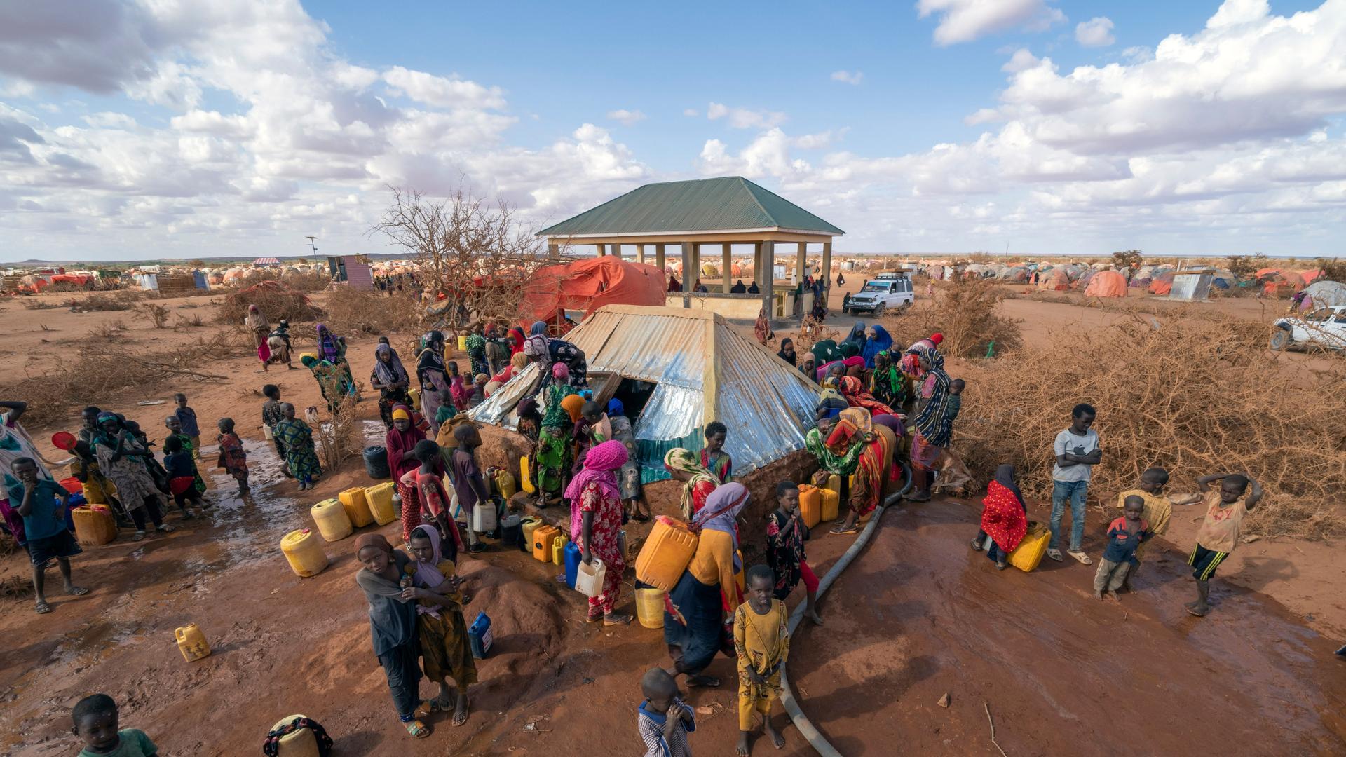 Menschen drängen sich um eine Wasserstelle in einem Flüchtlings-Camp vor Dollow in Somalia.
