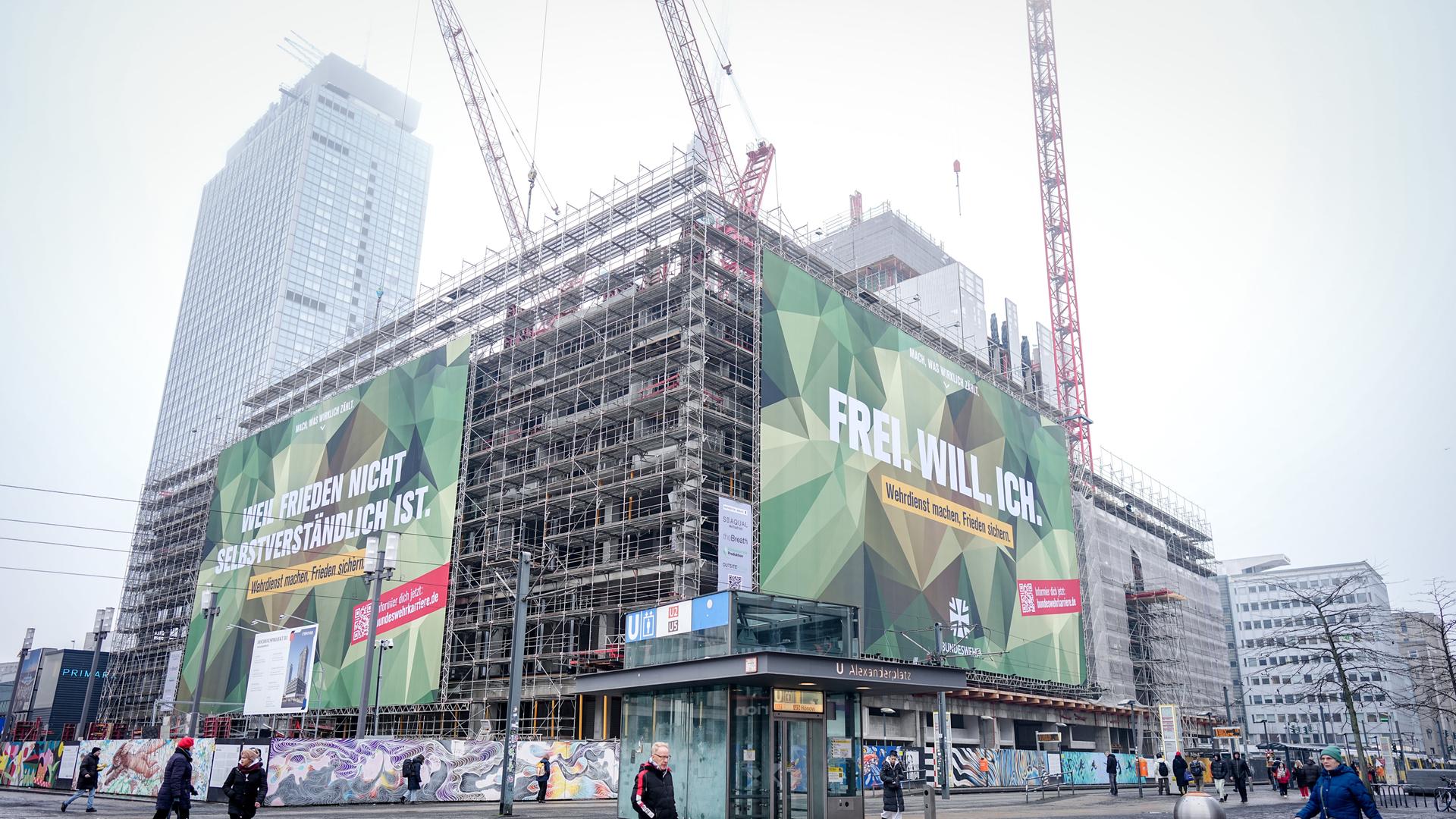 Mit riesigen Plakaten wirbt die Bundeswehr auf dem Alexanderplatz in Berlin für den neuen Wehrdienst. Mit riesigen Plakaten wirbt die Bundeswehr auf dem Alexanderplatz in Berlin für den neuen Wehrdienst.
