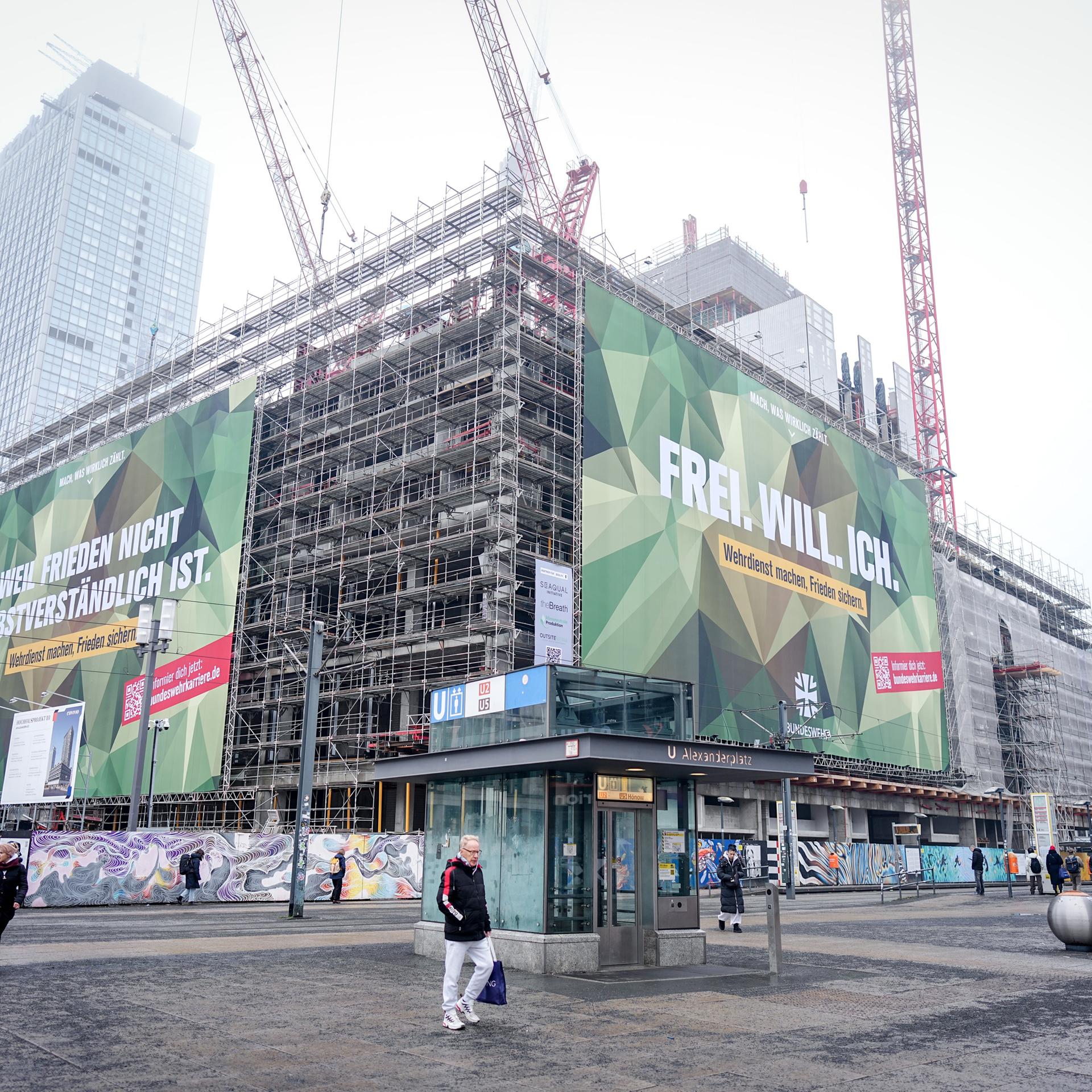 Mit riesigen Plakaten wirbt die Bundeswehr auf dem Alexanderplatz für den neuen Wehrdienst.