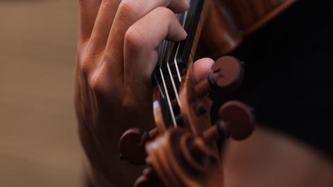 Detailaufnahme einer Frau, die Violine spielt