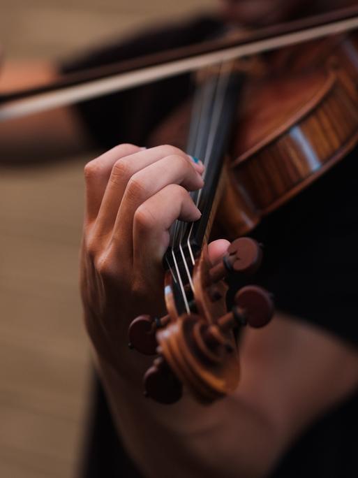 Detailaufnahme einer Frau, die Violine spielt