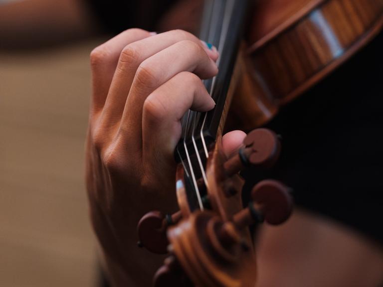 Detailaufnahme einer Frau, die Violine spielt