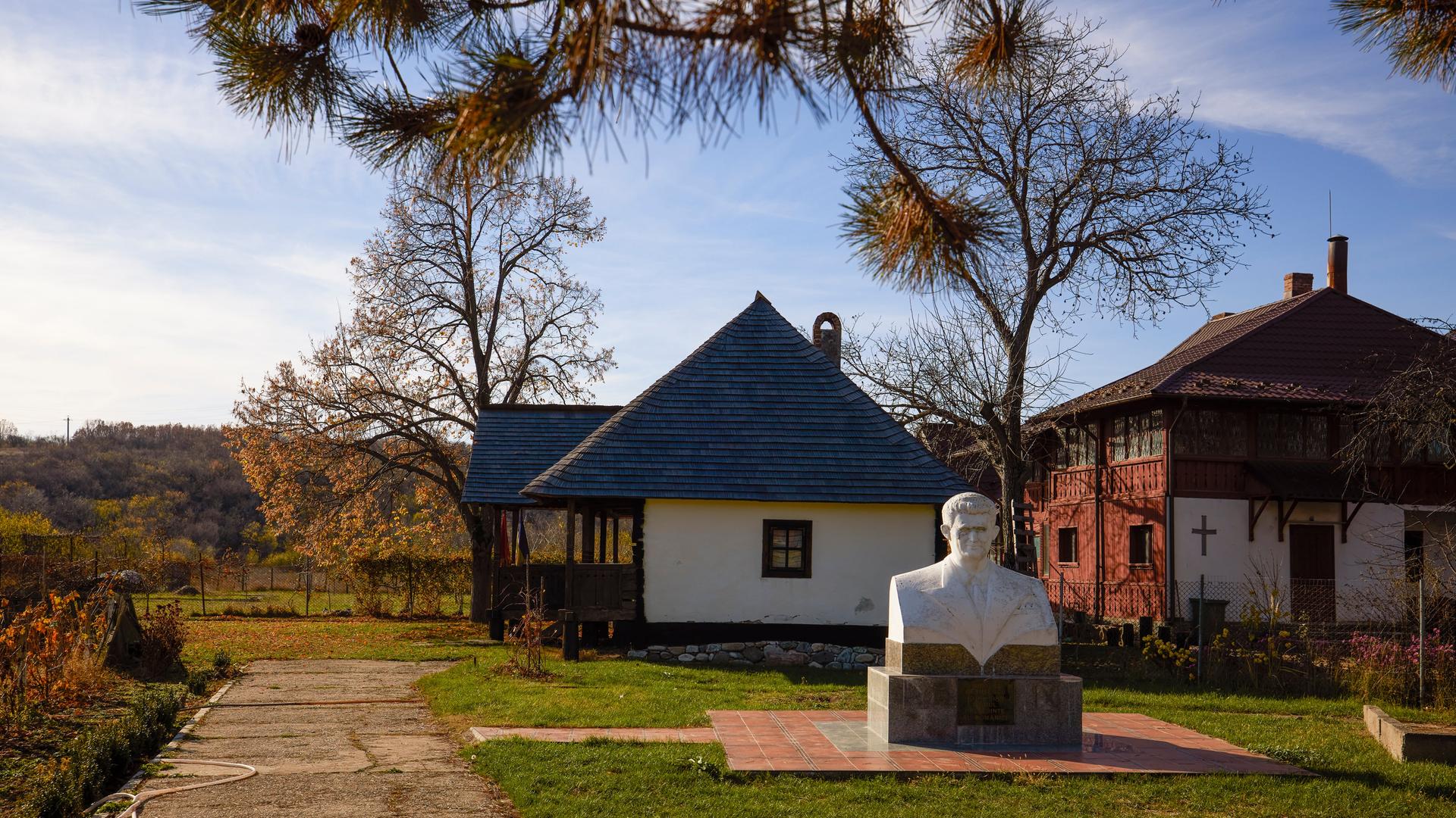 Gedenkhaus mit einer marmornen Büste des ehemaligen Diktators von Rumänien Nicola Ceausescu in seinem Geburtsort Scornicești.