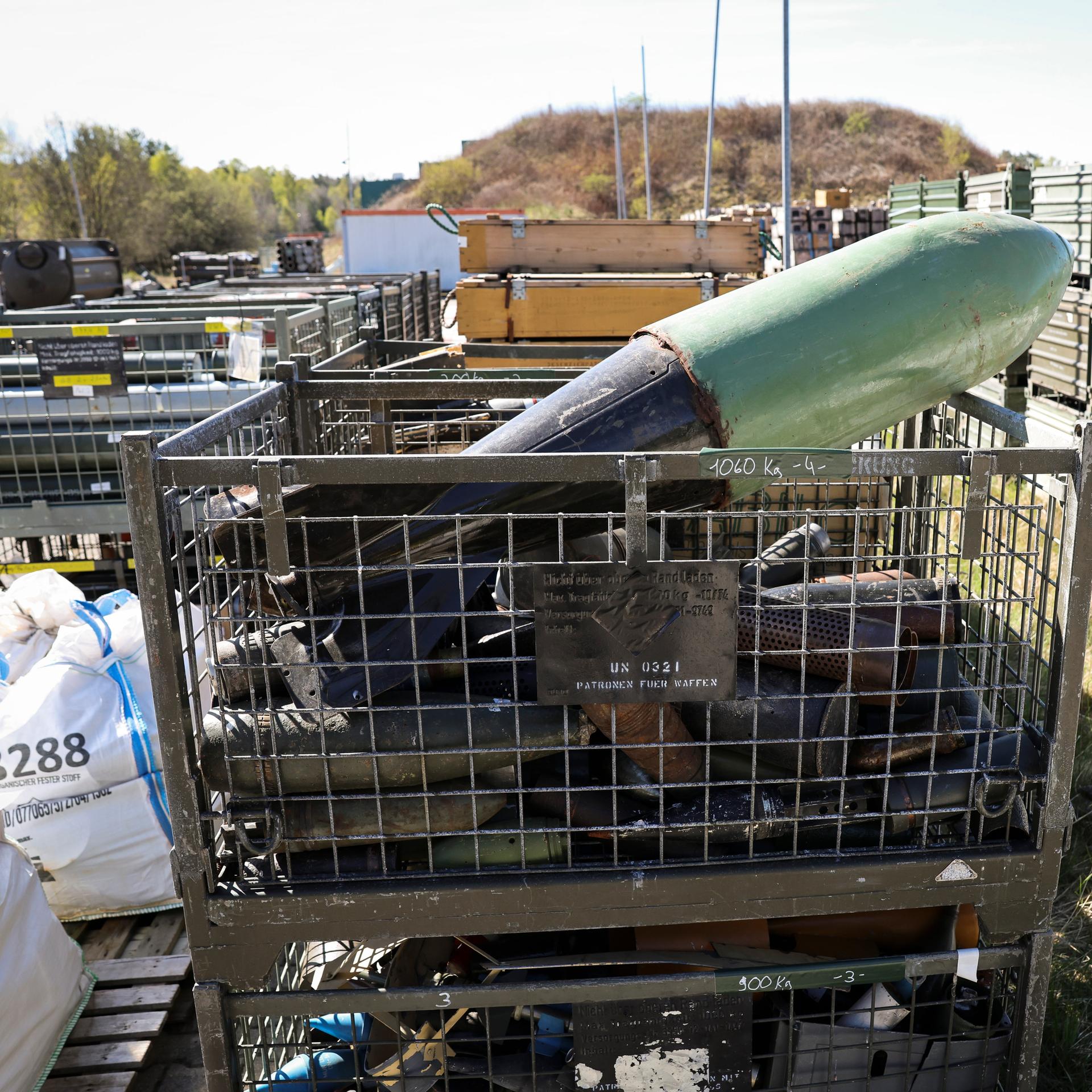 Niedersachsen, Munster: Schrott aus Altmunition lagert auf einer Abholfläche auf dem Werksgelände der GEKA (Gesellschaft zur Entsorgung von chemischen Kampfstoffen und Rüstungsaltlasten) bei Munster.