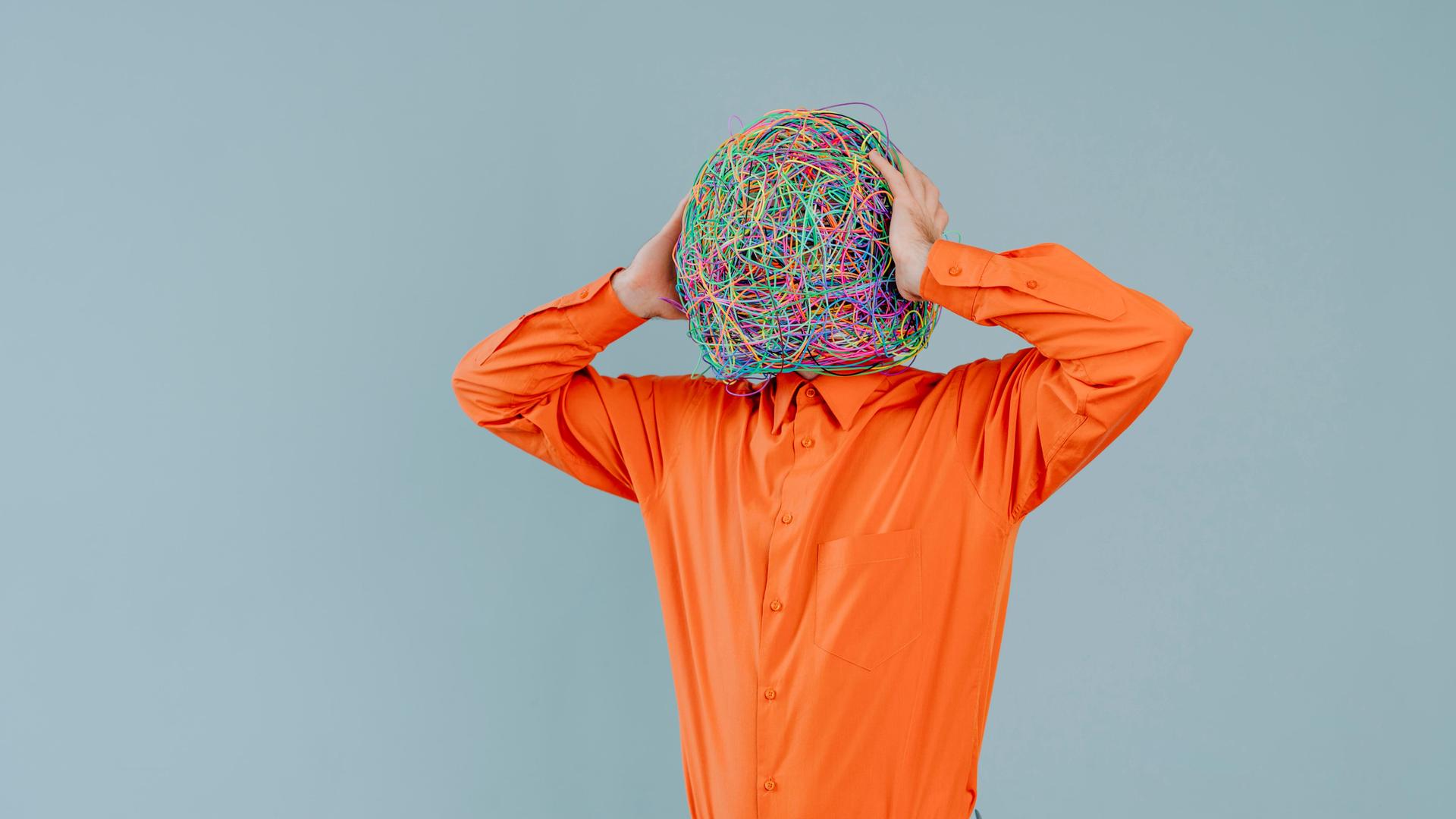 Die Illustration zeigt einen Mann mit einem Kopf aus wirren Bändern und Kabeln. Die Illustration zeigt einen Mann mit einem Kopf aus wirren Bändern und Kabeln.