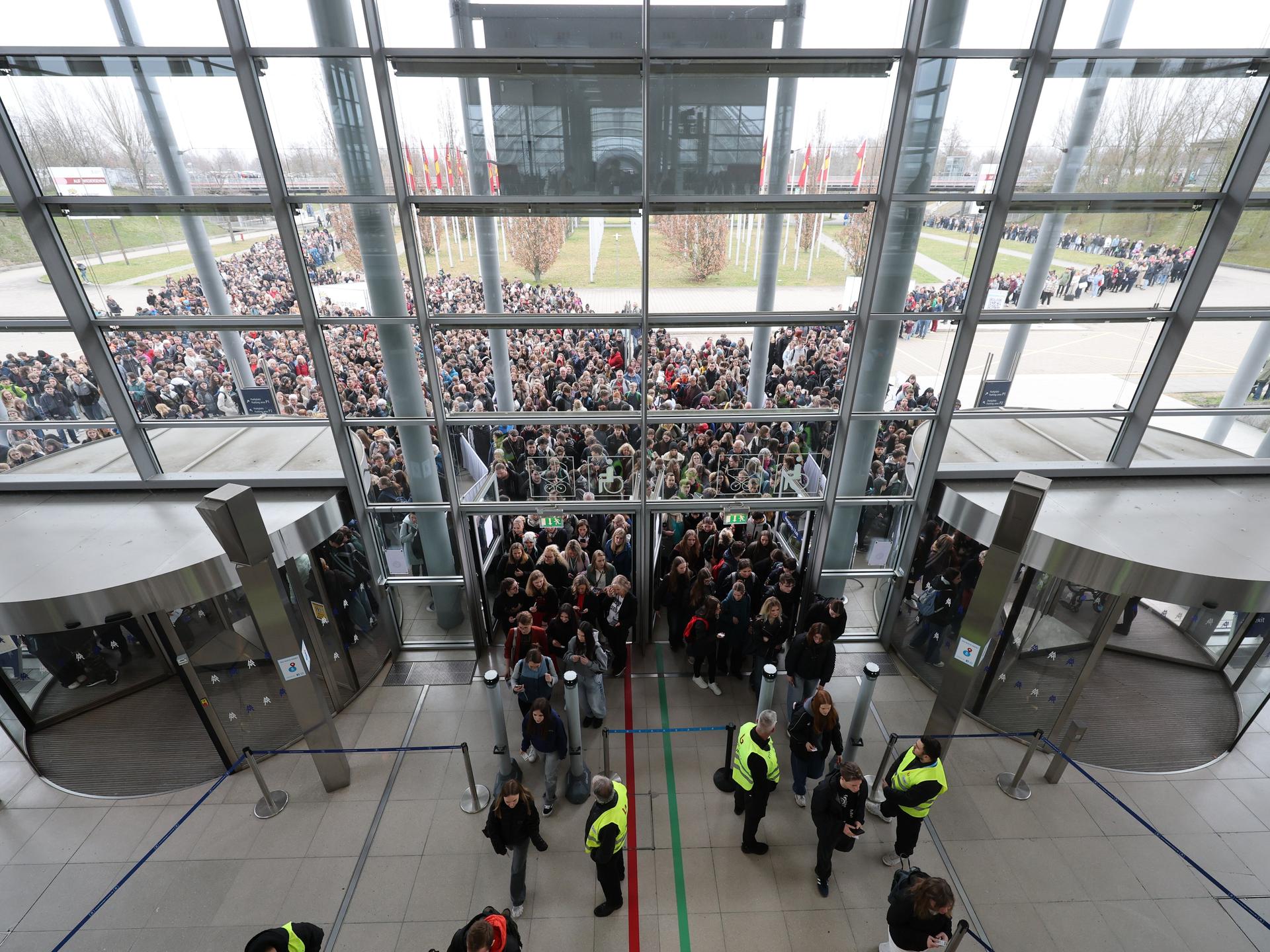 Die ersten Besucher strömen auf die Leipziger Buchmesse. 