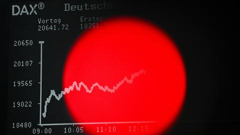 Vor der Anzeigetafel mit der Dax-Kurve ist im Handelssaal der Frankfurter Wertpapierbörse das Rotlicht einer TV-Kamera zu sehen. 