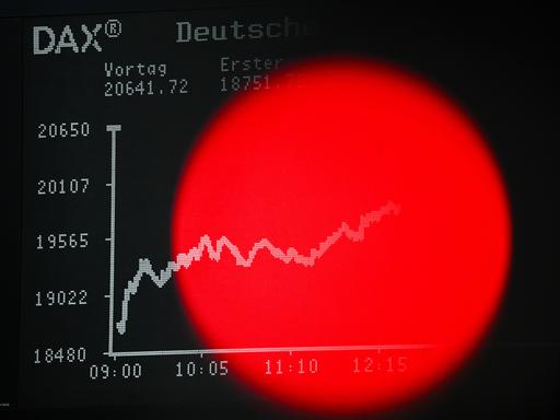 Vor der Anzeigetafel mit der Dax-Kurve ist im Handelssaal der Frankfurter Wertpapierbörse das Rotlicht einer TV-Kamera zu sehen. 