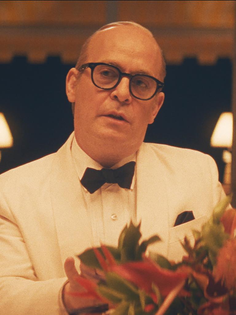Truman Capote (Tom Hollander) sitzt in einer Szene der Serie mit zwei reichen Frauen an einem Tisch.