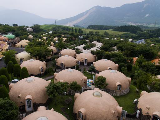 Luftaufnahme von erdbebensicheren Kuppelhäusern in Aso Farm Land in der japanischen Präfektur Kumamoto.

