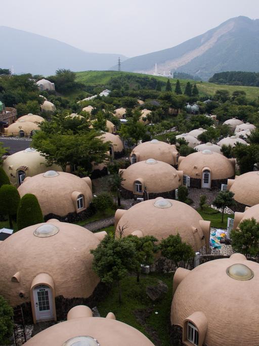 Luftaufnahme von erdbebensicheren Kuppelhäusern in Aso Farm Land in der japanischen Präfektur Kumamoto.

