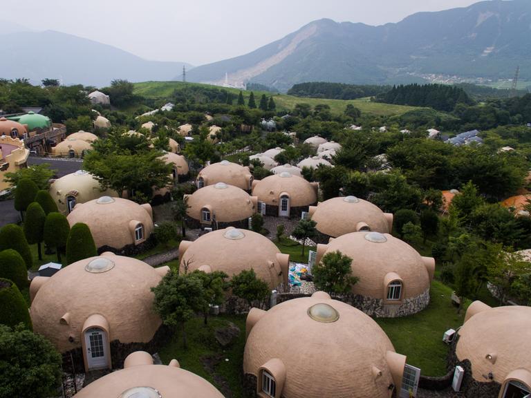 Luftaufnahme von erdbebensicheren Kuppelhäusern in Aso Farm Land in der japanischen Präfektur Kumamoto.

