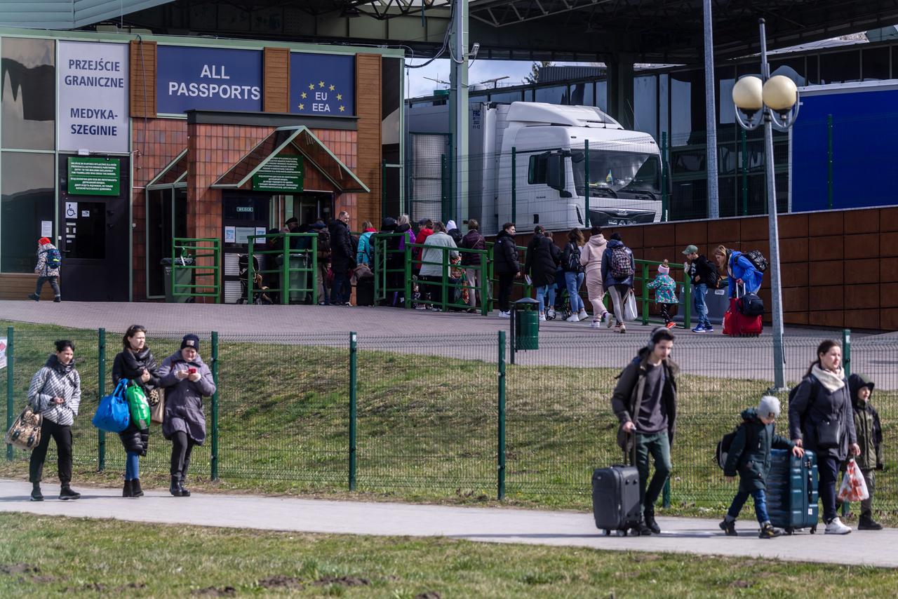 Menschen am Grenzübergang zwischen der Ukraine und Polen in Medyka. 
