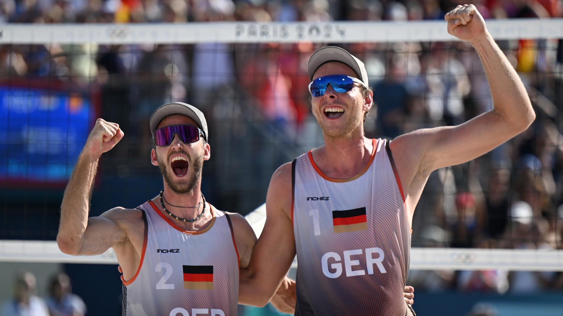 Olympia, Paris 2024, Beach-Volleyball: Nils Ehlers (r) und Clemens Wickler jubeln. Olympia, Paris 2024, Beach-Volleyball: Nils Ehlers (r) und Clemens Wickler jubeln.