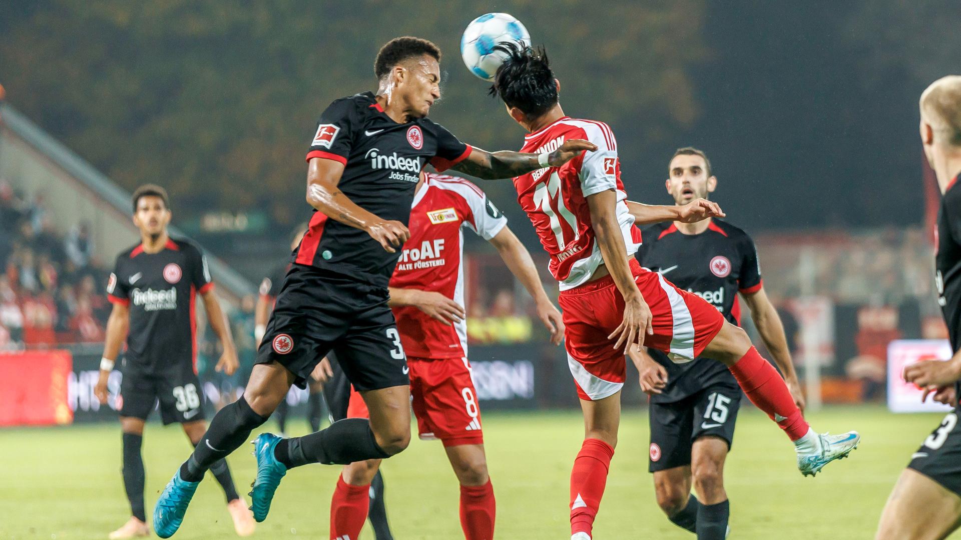 Die Fußballer Tuta (l) von Eintracht Frankfurt und Jeong von Union Berlin kämpfen um den Ball. 