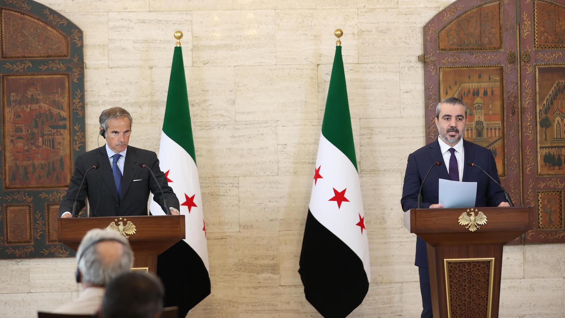 Der syrische Außenminister Asaad Hassan al-Shaibani und der Generaldirektor der Internationalen Atomenergie-Organisation, Rafael Mariano Grossi, links, halten in Damaskus, Syrien, eine gemeinsame Pressekonferenz ab.