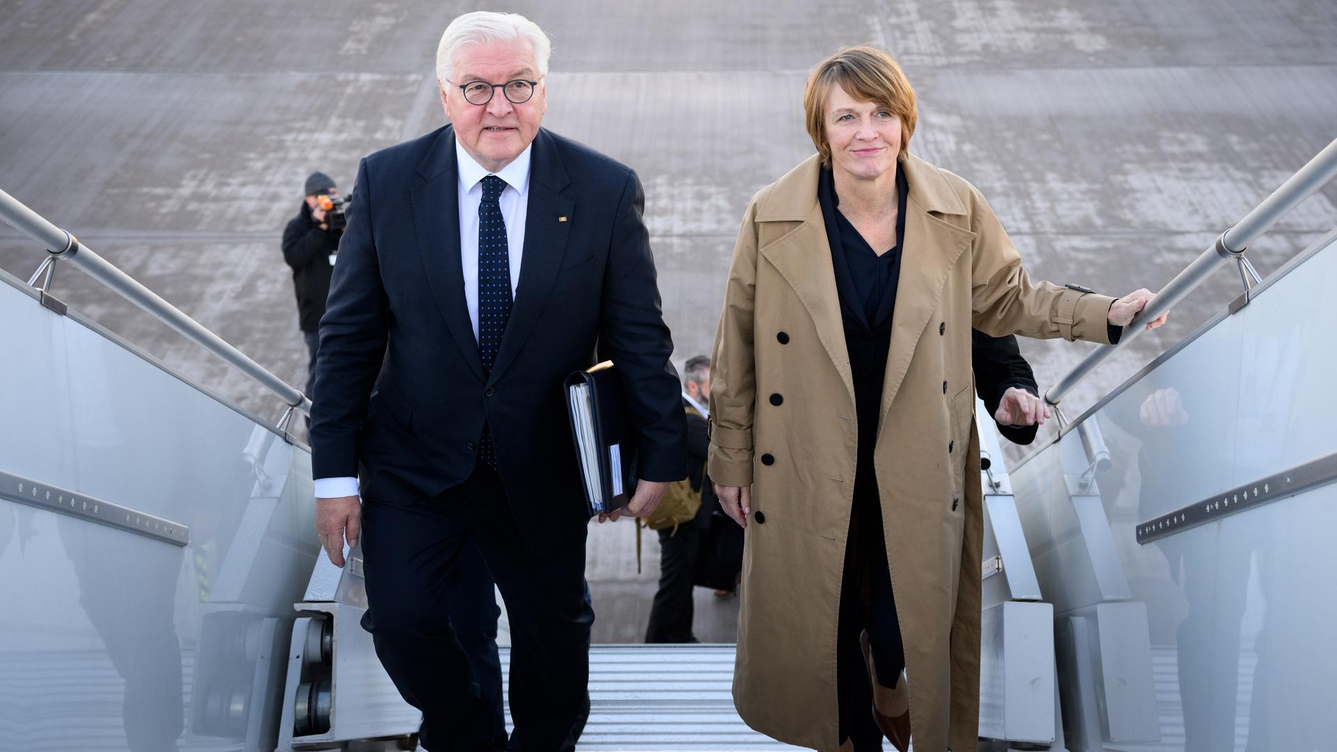 Bundespräsident Frank-Walter Steinmeier und seine Frau Elke Büdenbender steigen auf dem Flughafen Berlin Brandenburg in einen Airbus A350 der Flugbereitschaft der Bundeswehr, um nach Tel Aviv zu fliegen. Bundespräsident Frank-Walter Steinmeier und seine Frau Elke Büdenbender steigen auf dem Flughafen Berlin Brandenburg in einen Airbus A350 der Flugbereitschaft der Bundeswehr, um nach Tel Aviv zu fliegen.
