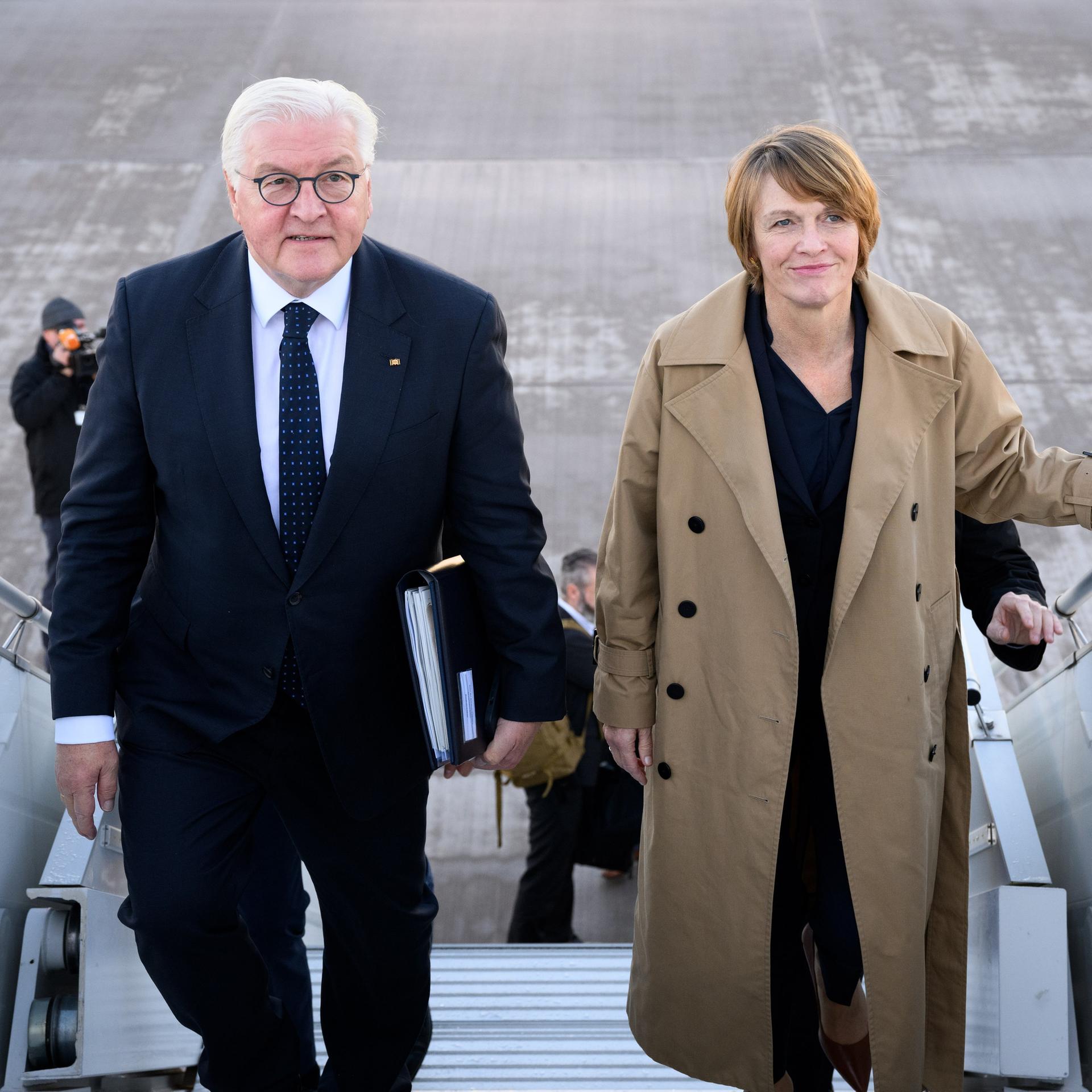 Bundespräsident Frank-Walter Steinmeier und seine Frau Elke Büdenbender steigen auf dem Flughafen Berlin Brandenburg in einen Airbus A350 der Flugbereitschaft der Bundeswehr, um nach Tel Aviv zu fliegen. 