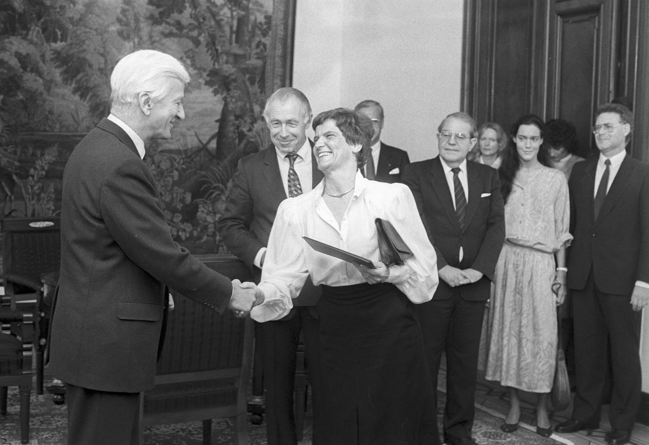 Bundespräsident Richard von Weizsäcker überreicht Rita Süssmuth 1985 die Ernennungsurkunde zur Bundesministerin für Jugend, Familie und Gesundheit und schüttelt ihr die Hand.
