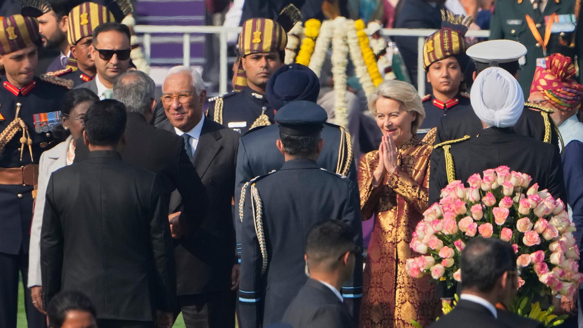 EU-Ratspräsident Antonio Costa (Mitte links) und EU-Kommissionspräsidentin Ursula von der Leyen begrüßen Offizielle bei ihrer Ankunft zur Parade zum Tag der Republik in Neu-Delhi, Indien.