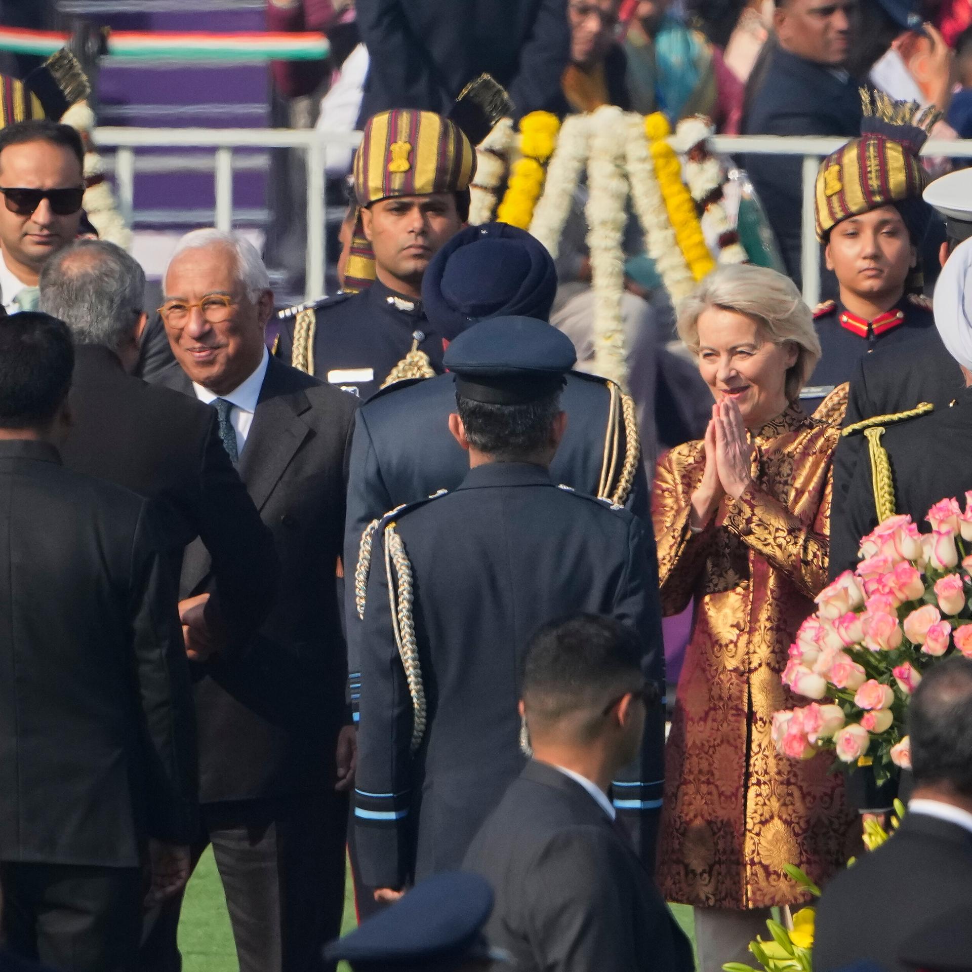 EU-Ratspräsident Antonio Costa (Mitte links) und EU-Kommissionspräsidentin Ursula von der Leyen begrüßen Offizielle bei ihrer Ankunft zur Parade zum Tag der Republik in Neu-Delhi, Indien.