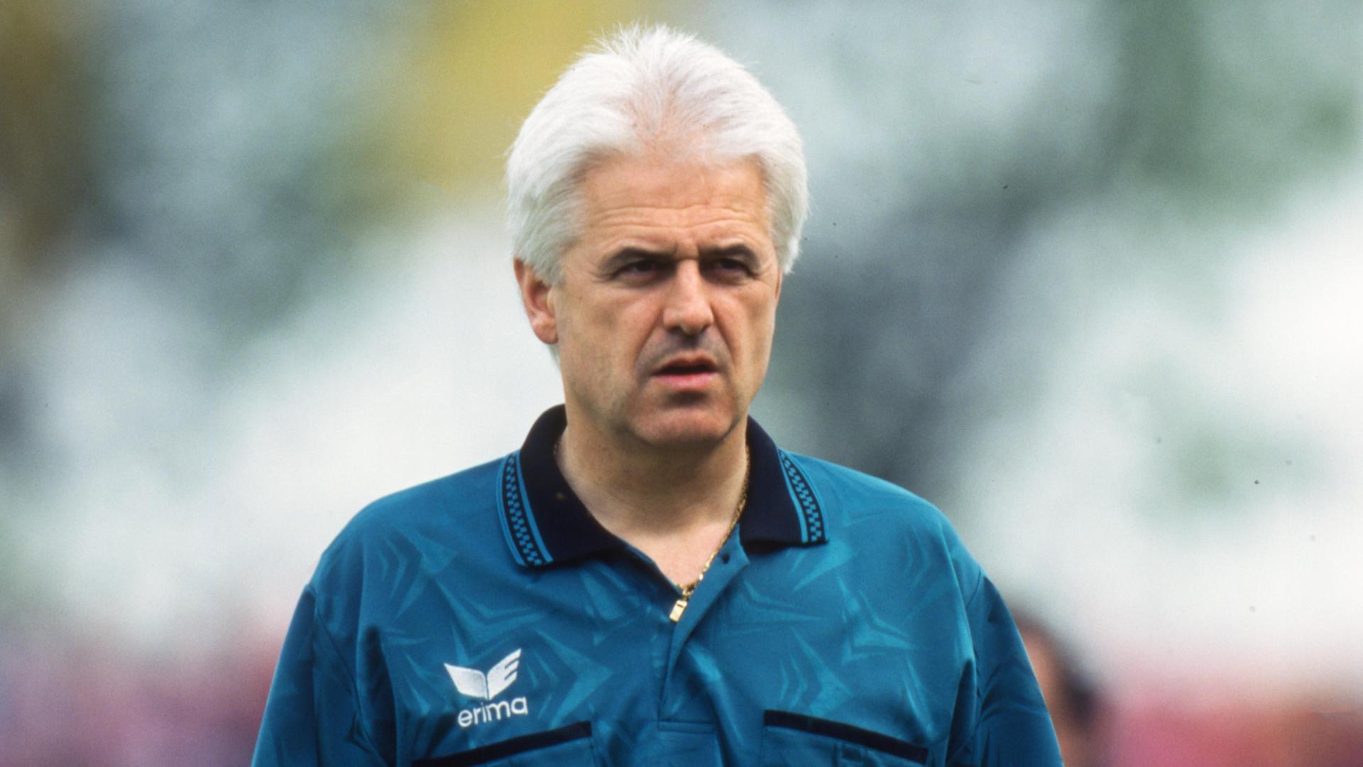Eugen Strigel als Schiedrichter in der Fußballbundesliga während der Saison 1994/95. Er hat eine gelbe Karte in der Hand.