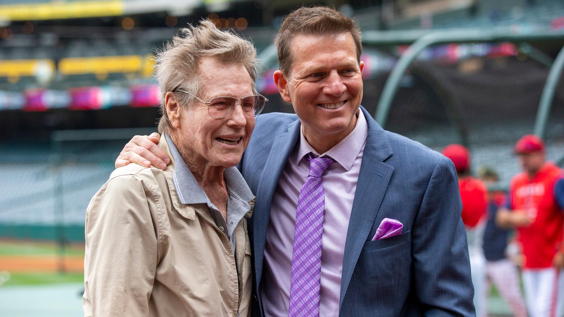 Der Schauspieler Ryan O'Neal mit seinem Sohn Patrick bei einem Baseballspiel in Los Angeles.