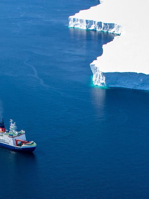 Das Forschungsschiff "Polarstern" in der Ostantarktis vor dem Denman-Gletscher