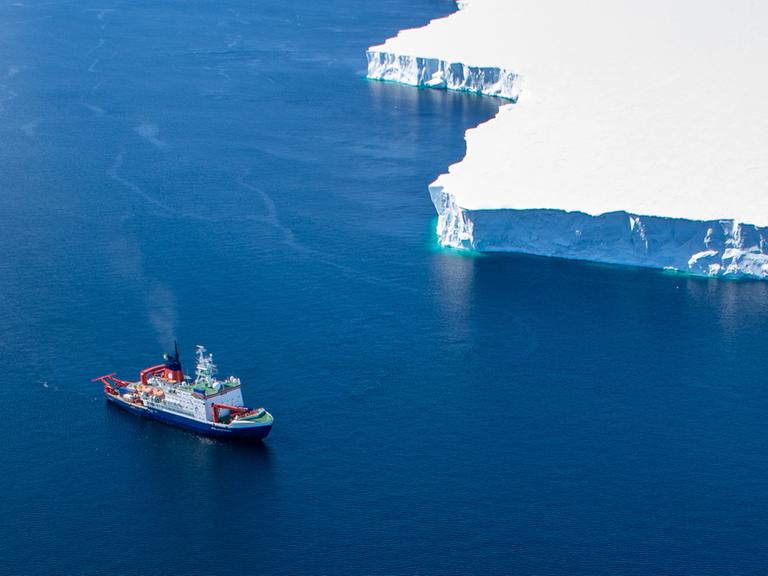 Das Forschungsschiff "Polarstern" in der Ostantarktis vor dem Denman-Gletscher