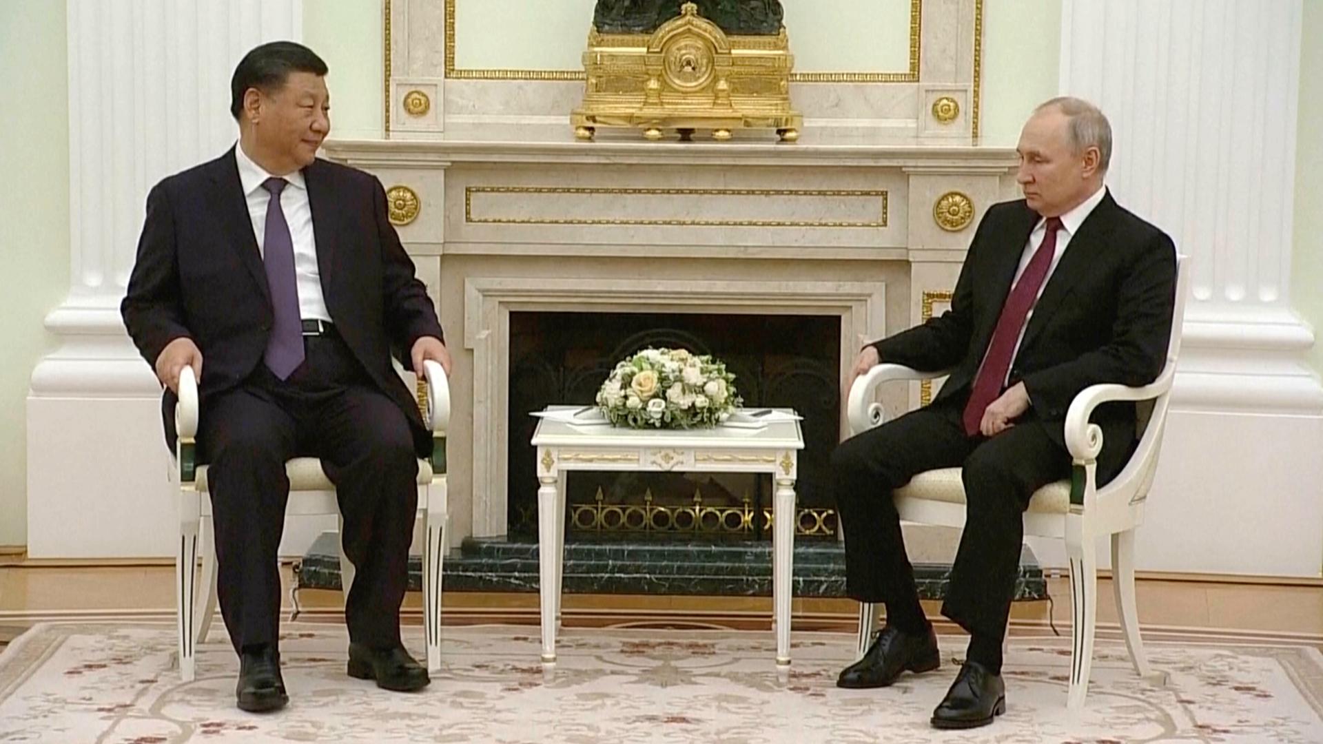 Chinas Präsident Xi (links) und der russische Machthaber Putin während ihrer Gespräche im Kreml