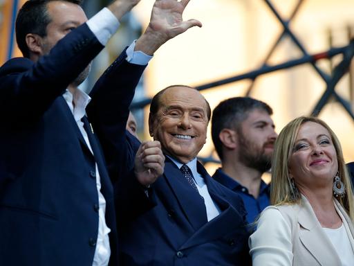 Rom, Italien, 22.09.2022: Giorgia Meloni, Silvio Berlusconi waehrend der Wahlkampfveranstaltung der Mitte-Rechts-Koalition auf dem Piazza del Popolo am 22. September 2022 in Rom, Italien. 